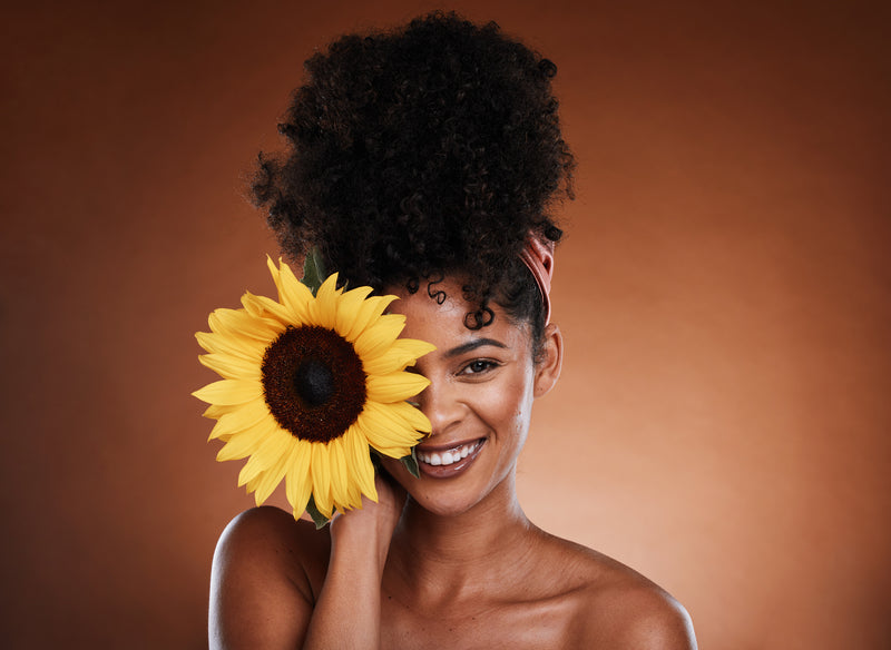 Beauty Skincare Portrait Model Sunflower Health Wellness Body Care Antioxidants — Stock Photo, Image Beauty, skincare and portrait of model with sunflower for health